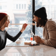 Обложка для статьи «Флирт на английском языке: фразы для знакомства и соблазнения»