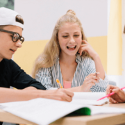 Обложка для статьи «Топ-7 онлайн-школ английского языка для подростков»