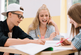 Обложка для статьи «Топ-7 онлайн-школ английского языка для подростков»