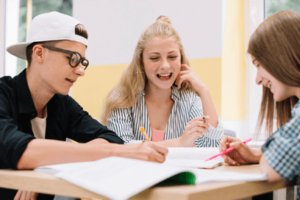 Обложка для статьи «Топ-7 онлайн-школ английского языка для подростков»